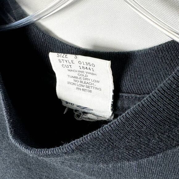 Vintage 90s Guess Men's T-Shirt Floral Beach Hawaiian Style Black Size S - Picture 4 of 7